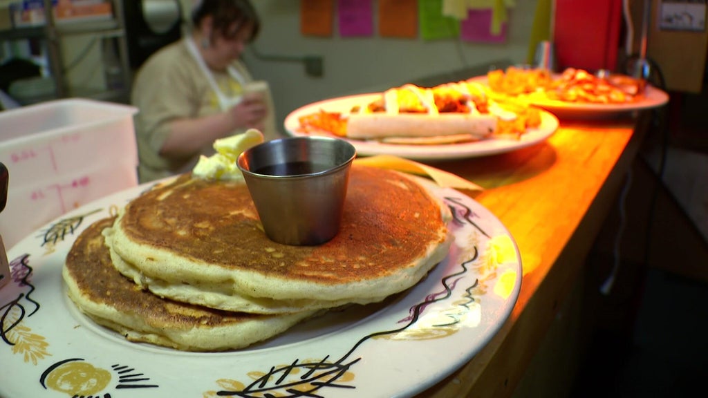 Modern Times Cafe closing at end of year after providing 30,000 free meals in wake of ICE surge — WCCO / CBS Minnesota, Orono Dining news