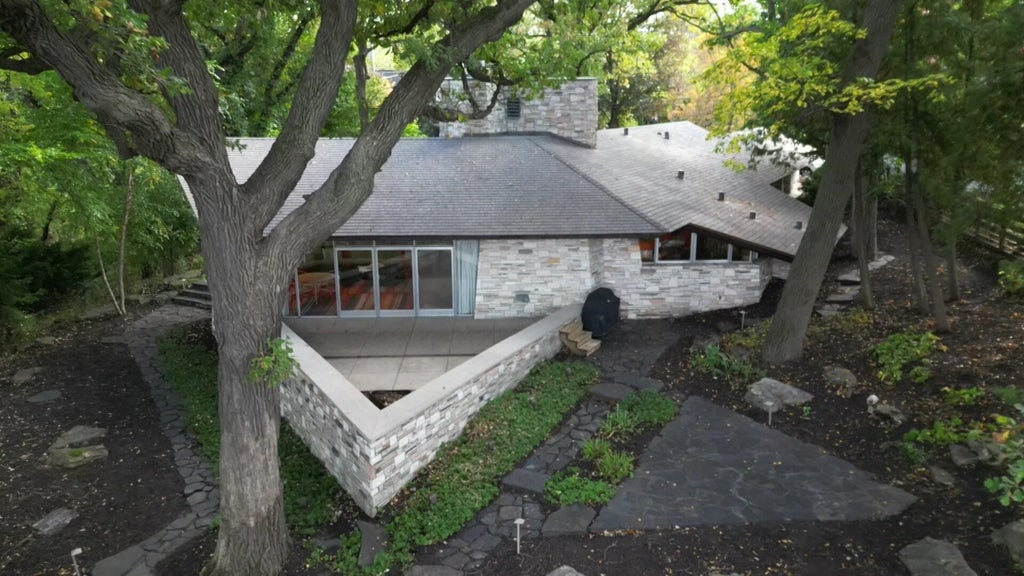 Home designed by iconic architect Frank Lloyd Wright now on the market — WCCO / CBS Minnesota, Orono Real Estate news