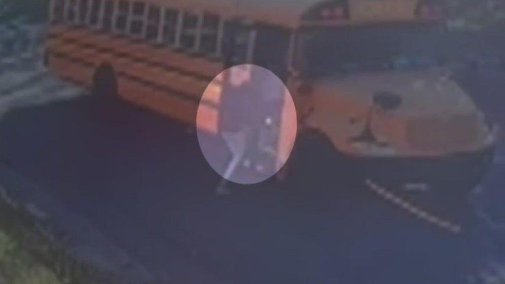 Video shows quick-thinking bystander stop runaway St. Paul school bus — WCCO / CBS Minnesota, Orono Health news