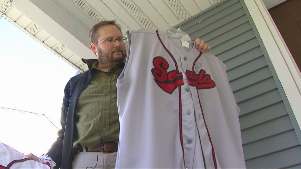 Brewers fan makes long drive from Wisconsin to Tampa Bay for Game 3 — Fox 11 Green Bay Local, Orono Sports news