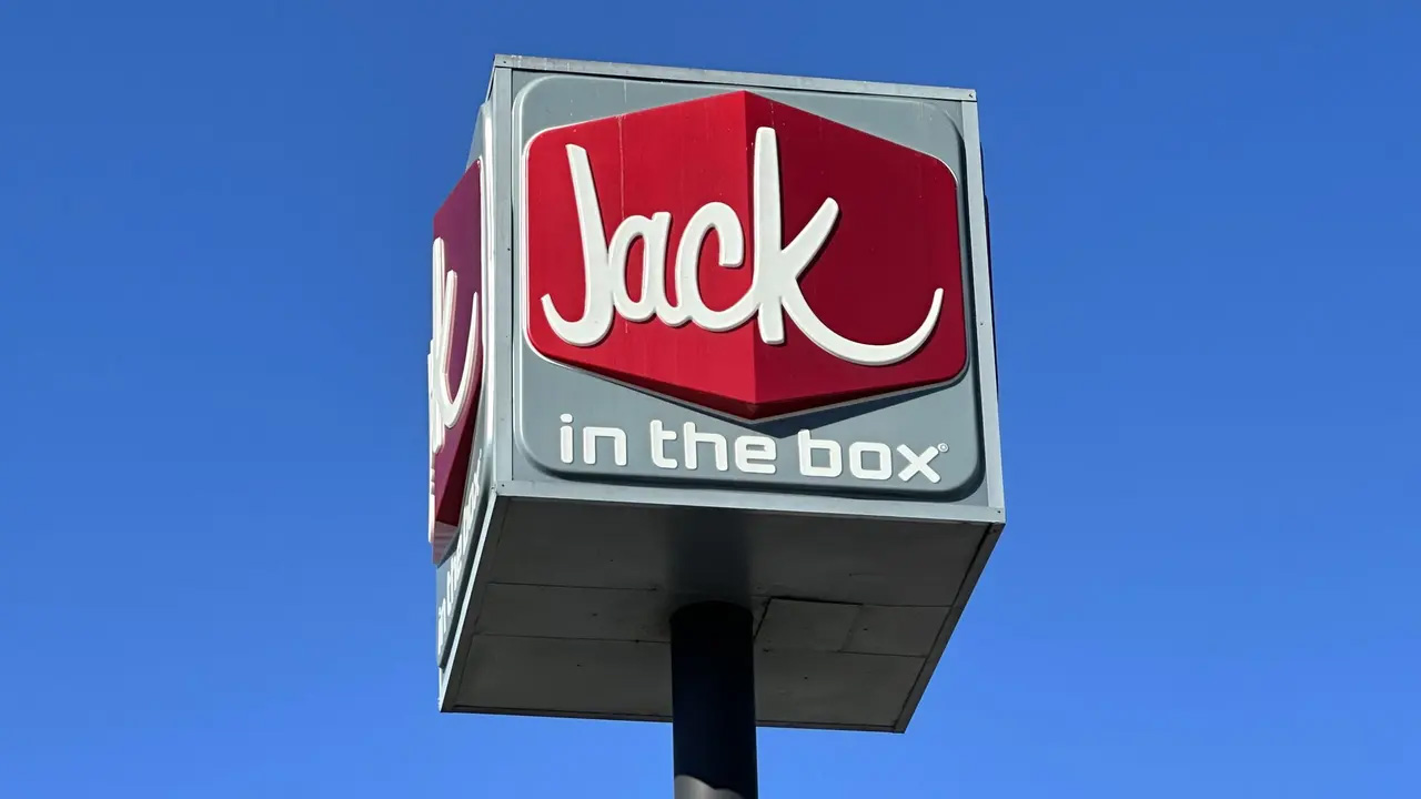 Scalding hot coffee thrown into fast-food manager’s face by angry customer, DA says — Orono Dining news
